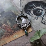 Pendentif chat entouré d'entrelacs elfiques, bijou gothique artisanal