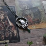 Pendentif chat entouré d'entrelacs elfiques, bijou gothique artisanal