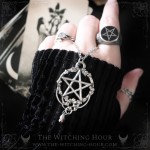 Pendentif pentacle elfique avec goutte vert émeraude, bijou ésotérique fait main inspiré de l'occultisme et du mysticisme