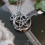 Pendentif pentacle entouré d'un arbre de vie et décoré d'une labradorite, bijou païen witchy ésotérique