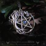 Pendentif pentacle entouré d'un arbre de vie et décoré d'une labradorite, bijou païen witchy ésotérique