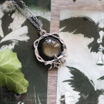 Collier pentacle avec obsidienne dorée, bijou gothique et occulte artisanal