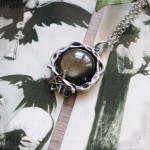 Collier pentacle avec obsidienne dorée, bijou gothique et occulte artisanal