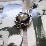 Collier pentacle avec obsidienne dorée, bijou gothique et occulte artisanal