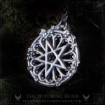 Pendentif pentacle inversé sur rosace de cathédrale gothique, bijou ésotérique artisanal