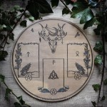 Plateau de divination avec crâne de cerf, corbeaux et champignons, inspirée de la forêt et de Cernunnos