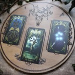 Plateau de divination avec crâne de cerf, corbeaux et champignons, inspirée de la forêt et de Cernunnos