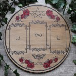 Plateau de divination en bois avec décors de roses rouges et pentacle, pour tirage à trois cartes de tarot ou oracle divinatoire