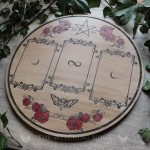 Plateau de divination en bois avec décors de roses rouges et pentacle, pour tirage à trois cartes de tarot ou oracle divinatoire