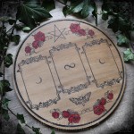 Plateau de divination en bois avec décors de roses rouges et pentacle, pour tirage à trois cartes de tarot ou oracle divinatoire