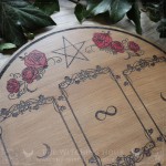 Plateau de divination en bois avec décors de roses rouges et pentacle, pour tirage à trois cartes de tarot ou oracle divinatoire