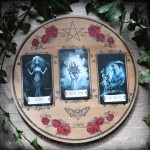 Plateau de divination en bois avec décors de roses rouges et pentacle, pour tirage à trois cartes de tarot ou oracle divinatoire