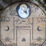 Plateau de divination avec chat blanc devant une lune et des étoiles, pour tarot et oracle, outil ésotérique.