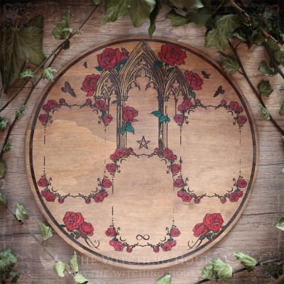 Plateau de divination gothique cathédrale et roses rouges, en bois gravé et peint