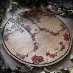 Plateau de divination gothique cathédrale et roses rouges, en bois gravé et peint