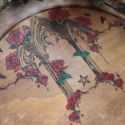 Plateau de divination gothique cathédrale et roses rouges, en bois gravé et peint