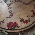 Plateau de divination gothique cathédrale et roses rouges, en bois gravé et peint