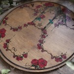 Plateau de divination gothique cathédrale et roses rouges, en bois gravé et peint