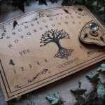 Planche ouija en bois ornée d'un arbre de vie et de corbeaux, fabrication artisanale, décoration gothique, cabinet de curiosités
