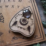 Planche ouija en bois ornée d'un arbre de vie et de corbeaux, fabrication artisanale, décoration gothique, cabinet de curiosités