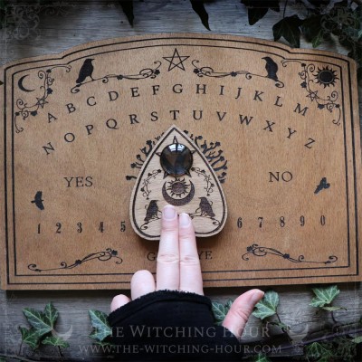 Planche ouija en bois ornée d'un arbre de vie et de corbeaux, fabrication artisanale, décoration gothique, cabinet de curiosités