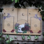 Plateau de divination avec crâne de chat et fleurs pour tarot et oracle, en bois gravé et peint