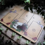 Plateau de divination avec crâne de chat et fleurs pour tarot et oracle, en bois gravé et peint