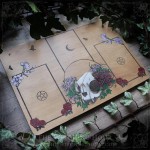 Plateau de divination avec crâne de chat et fleurs pour tarot et oracle, en bois gravé et peint
