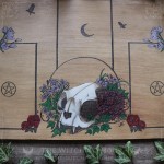 Plateau de divination avec crâne de chat et fleurs pour tarot et oracle, en bois gravé et peint