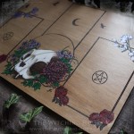 Plateau de divination avec crâne de chat et fleurs pour tarot et oracle, en bois gravé et peint