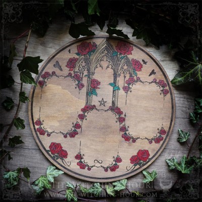 Plateau de divination gothique cathédrale et roses rouges, en bois gravé et peint, outil ésotérique pour tarot et oracle