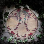 Plateau de divination gothique cathédrale et roses rouges, en bois gravé et peint, outil ésotérique pour tarot et oracle