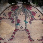 Plateau de divination gothique cathédrale et roses rouges, en bois gravé et peint, outil ésotérique pour tarot et oracle