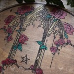 Plateau de divination gothique cathédrale et roses rouges, en bois gravé et peint, outil ésotérique pour tarot et oracle