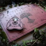 Planche ouija en bois bordeaux avec Yggdrasil arbre de vie et corbeaux, planche à esprit, décor gothique cabinet de curiosité