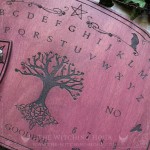 Planche ouija en bois bordeaux avec Yggdrasil arbre de vie et corbeaux, planche à esprit, décor gothique cabinet de curiosité