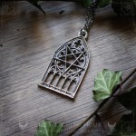 Pendentif pentacle inversé dans une arche gothique, bijou gothique artisanal