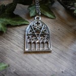 Pendentif pentacle inversé dans une arche gothique, bijou gothique artisanal