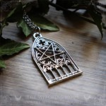 Pendentif pentacle inversé dans une arche gothique, bijou gothique artisanal