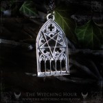 Pendentif pentacle inversé dans une arche gothique, bijou gothique artisanal