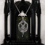 Pendentif sigil de Lucifer entouré de feuilles et surmonté d'un pentagramme, bijou gothique artisanal