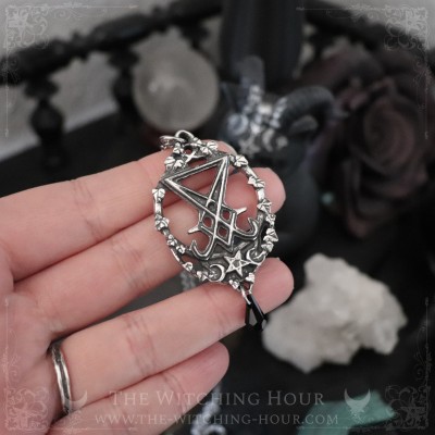 Pendentif sigil de Lucifer entouré de feuilles et surmonté d'un pentagramme, bijou gothique artisanal