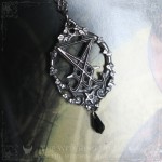 Pendentif sigil de Lucifer entouré de feuilles et surmonté d'un pentagramme, bijou gothique artisanal