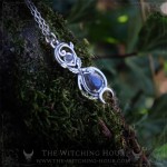 Collier symbole de l'infini avec labradorite et feuilles de chênes, bijou fait main avec pierre naturelle