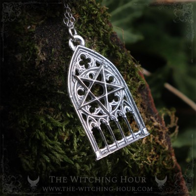 Pendentif pentacle inversé dans une arche gothique, bijou gothique artisanal