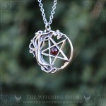 Collier pentacle entouré d'un arbre de vie et décoré d'un grenat rouge, bijou païen witchy ésotérique