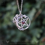 Collier pentacle entouré d'un arbre de vie et décoré d'un grenat rouge, bijou païen witchy ésotérique