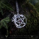 Collier pentacle entouré d'un arbre de vie et décoré d'un grenat rouge, bijou païen witchy ésotérique
