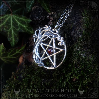 Collier pentacle entouré d'un arbre de vie et décoré d'un grenat rouge, bijou païen witchy ésotérique