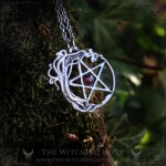 Collier pentacle entouré d'un arbre de vie et décoré d'un grenat rouge, bijou païen witchy ésotérique